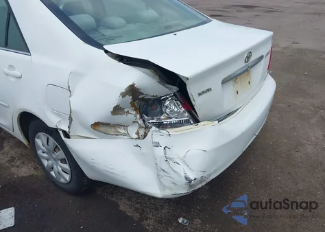 2005 Toyota Camry Le z USA, uszkodzony, nr VIN 4T1BE32K25U029733